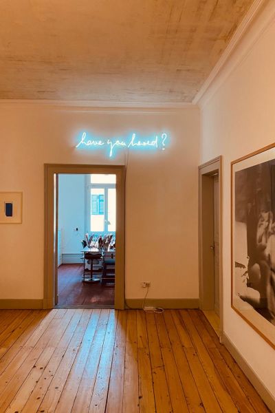 Flur mit Leuchtschrift "have you heard?"