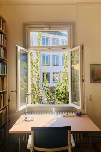 Schreibstisch vor geöffnetem Fenster