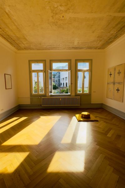 Fensterfront von Innen mit Licht und Schatten